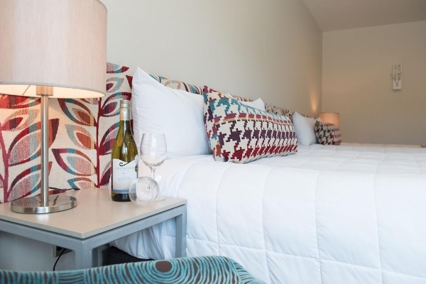 Navigate Seaside Hotel (Westshore)